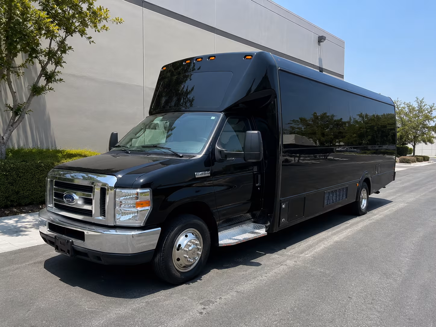 Lakeland Winery Tour & Pub Crawl Transportation party bus exterior
